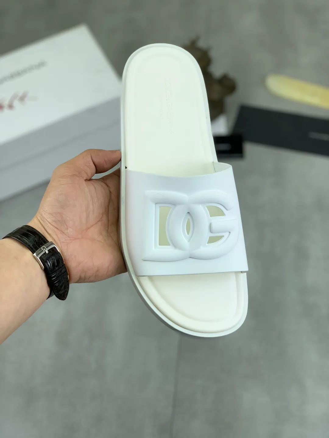 Men's shoes 💰P280 [New model] 💰High-quality slippers💎💎💎 DG official website synchronizes the latest slippers🩴 The highest version on the market, accept material comparison, shoe type comparison, process comparison, practical and textured, versatile and suitable for any occasion, the more you look at it, the more flavorful it becomes. Purely handmade craftsmanship - Upper material, calfskin imported from Italy 🇮🇹 - High-quality water-dyed sheepskin lining - Original high-quality private model customized combination outsole (super comfortable) -Size: 38-45 Color: 5️⃣ colors available